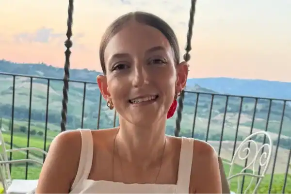 Mulher de 27 anos revela sintomas de câncer raro após diagnóstico ser confundido com outra doença inicialmente