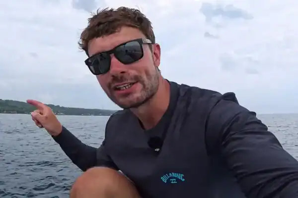 Homem deixa câmera cair no fundo do mar e acaba registrando imagens inéditas de misteriosa criatura