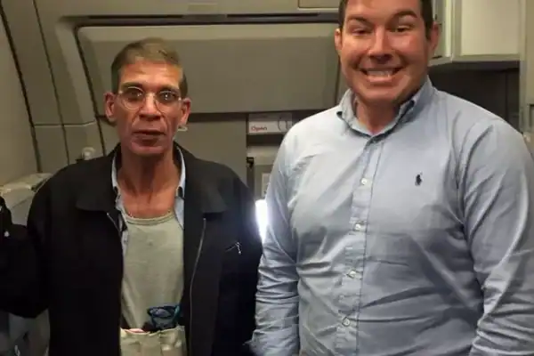 Homem pede para tirar foto ao lado do sequestrador do seu avião somente pela zoeira