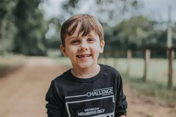 Menino com autismo não falou até os 2 anos, mas hoje domina 9 idiomas diferentes