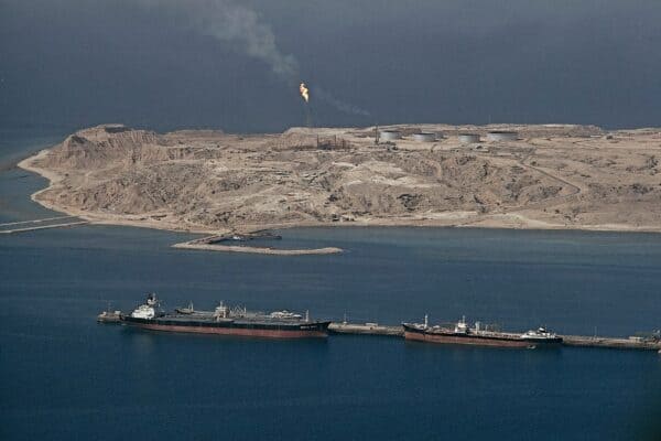 Estreito de Ormuz tem mais de 150 navios petroleiros engarrafados após ataques ao Irã