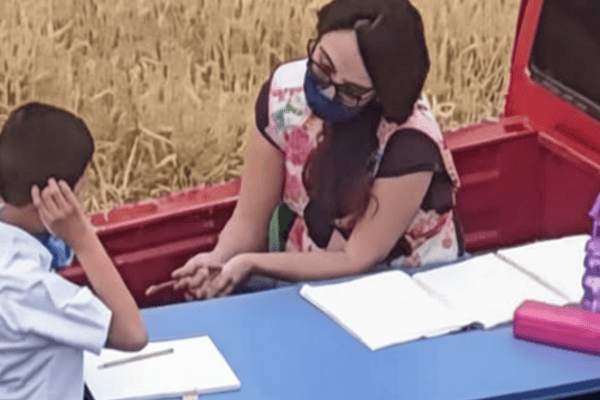 Professora transforma caminhonete em sala de aula