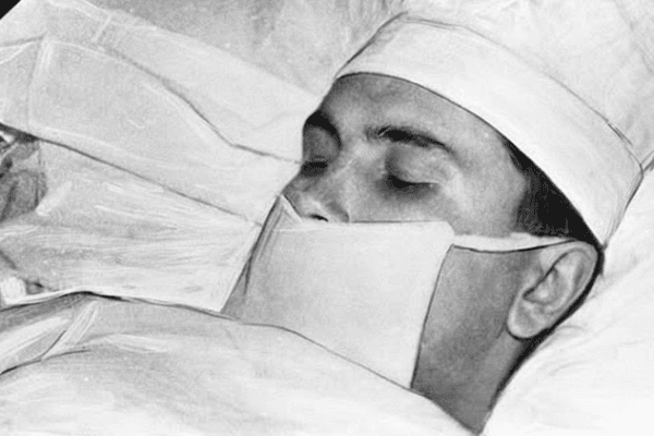 Médico soviético Leonid Rogozov realiza apendicectomia em si mesmo na Antártida em 1961