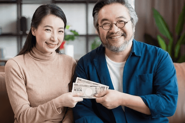 Homens no Japão entregam salário integral às esposas e recebem mesada para gastos pessoais