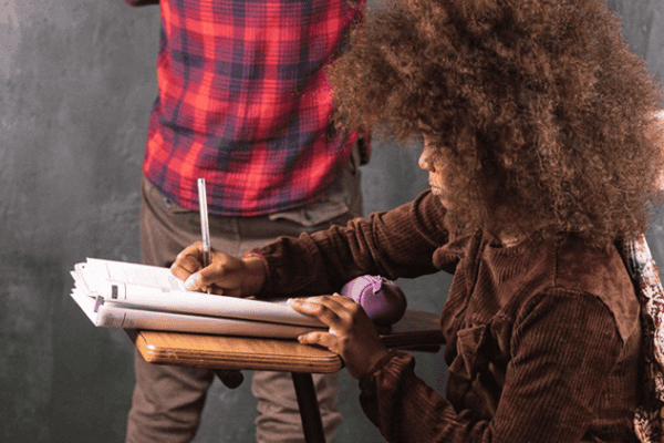 Escrever à mão estimula mais regiões cerebrais que digitar, aponta estudo da NTNU