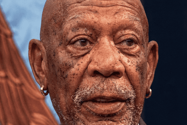 Morgan Freeman revela uso de brincos de ouro para custear caixão em qualquer lugar do mundo