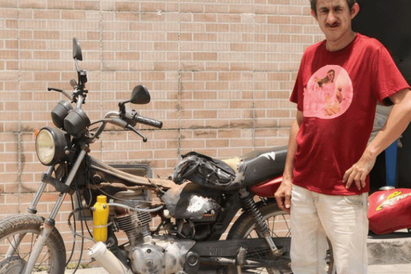 Homen desenvolve sistema caseiro que permite à moto percorrer 1.000 km com apenas 1 litro de água