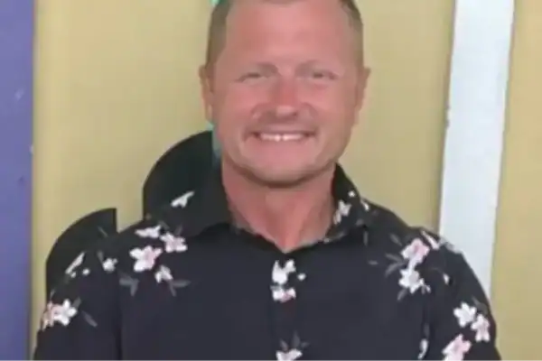 Professor Jason Hughes morre após pegadinha de alunos terminar em tragédia