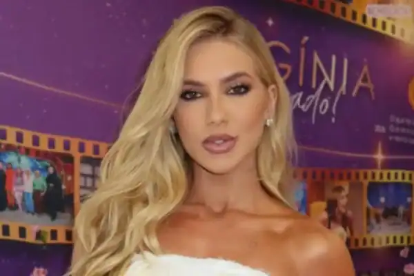 Virginia surge com rosto inchado em Madri