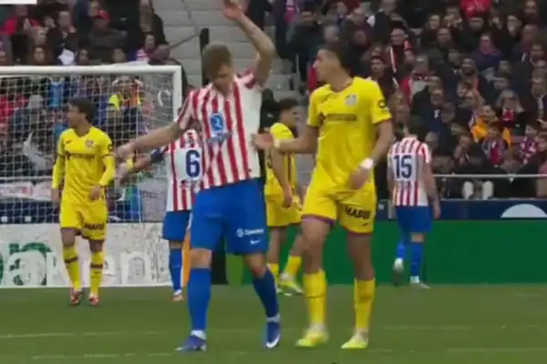 Abdel Abqar é expulso por beliscar órgão de rival em partida contra Atlético