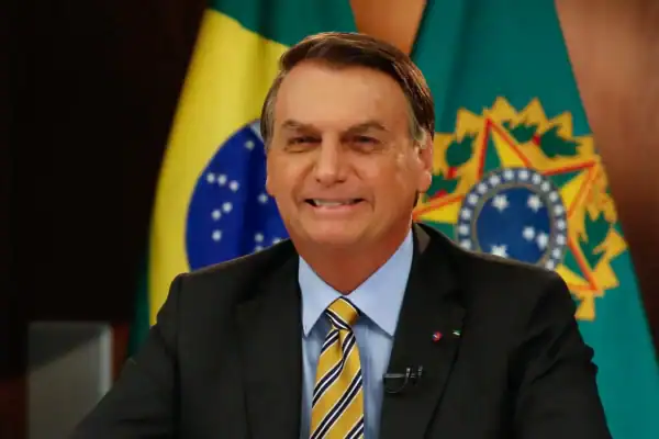 Bolsonaro registra melhora clínica, mas segue internado na UTI