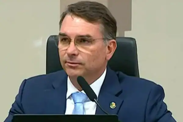 Flávio Bolsonaro se reúne com Alexandre de Moraes para reforçar pedido de prisão domiciliar de Jair Bolsonaro