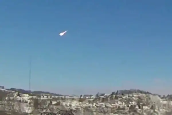 Vídeo mostra bola de fogo cruzando o céu dos EUA e assustando moradores