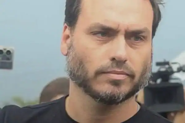 Carlos Bolsonaro informa sobre saúde do pai e solicita liberdade