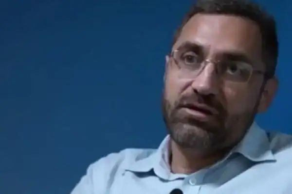 Médico alvo de medida protetiva invade residência de ex e urina nas roupas