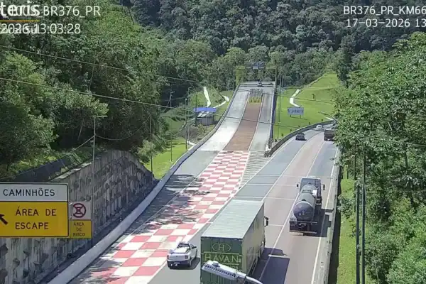 Vídeo mostra motorista de caminhão evitando tragédia após falha nos freios