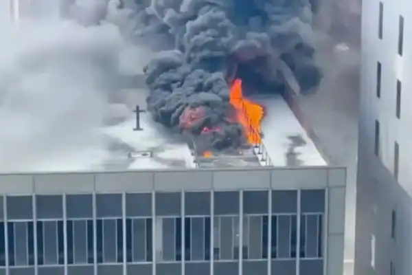 Vídeo mostra incêndio de grandes proporções em arranha-céu de Nova York