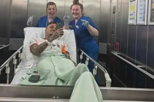 Jogador de futebol sofre decepamento de dedo durante partida