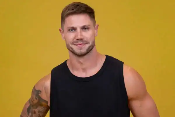 Jonas protagoniza terceiro beijo no BBB 26 durante festa do líder; confira vídeo