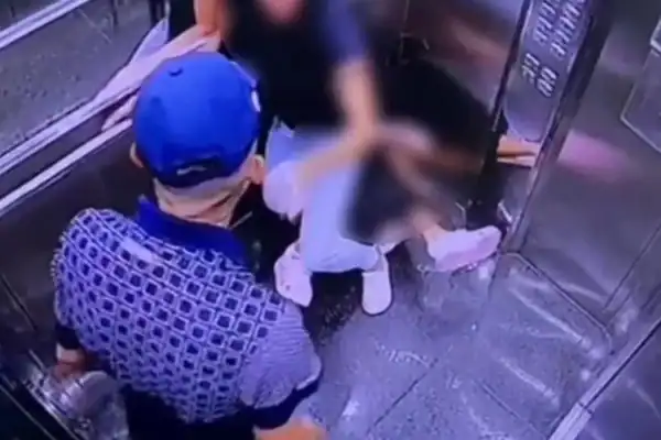 Homem agride ex-namorada em elevador, consegue liberdade provisória e debocha na web: ‘O pai tá famoso’