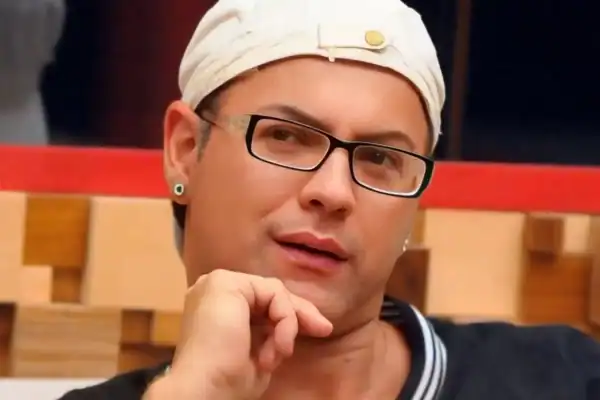 Ex-BBB Dicesar Ferreira sofre queda em escada de prédio e é hospitalizado