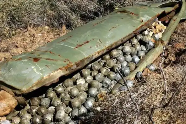 Comparação entre bombas de fragmentação e de penetração no campo de batalha