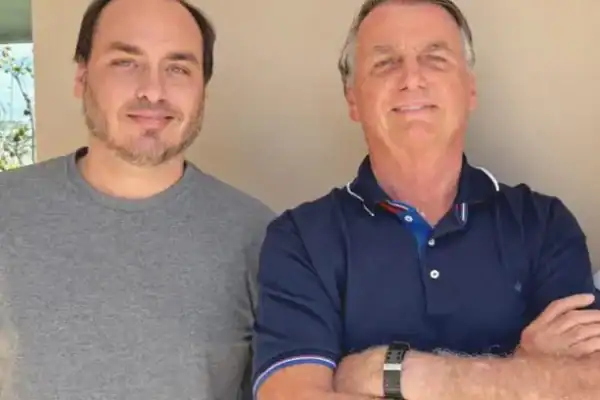 Carlos Bolsonaro relata estado de saúde de Jair Bolsonaro após visita ao hospital