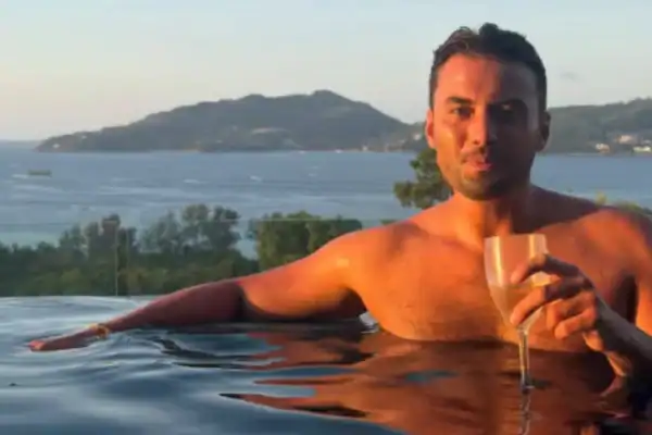 Ex-participante de reality é encontrado morto em canal em Phuket