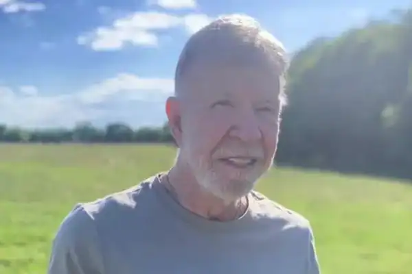 Fãs erguem memorial em Hollywood após morte de Chuck Norris; família presta homenagem online