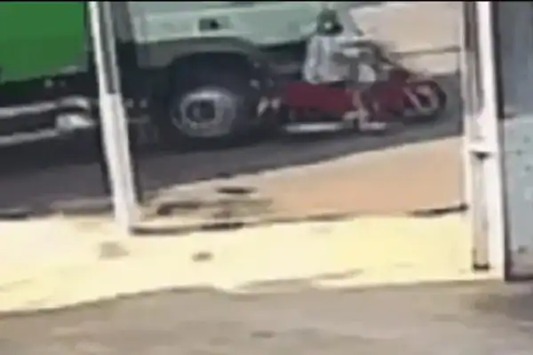 Idosa escapa após reagir rápido e quase ser atropelada por caminhão