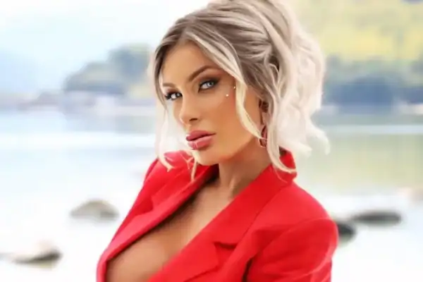 Andressa Urach se emociona após polêmica sobre suposto vídeo com o filho