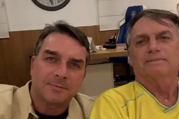 Flávio Bolsonaro critica prisão domiciliar e condições na Papudinha: ‘Não havia uma flor’