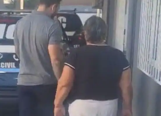 Mulher é assassinada a tiros pela madrasta diante do filho