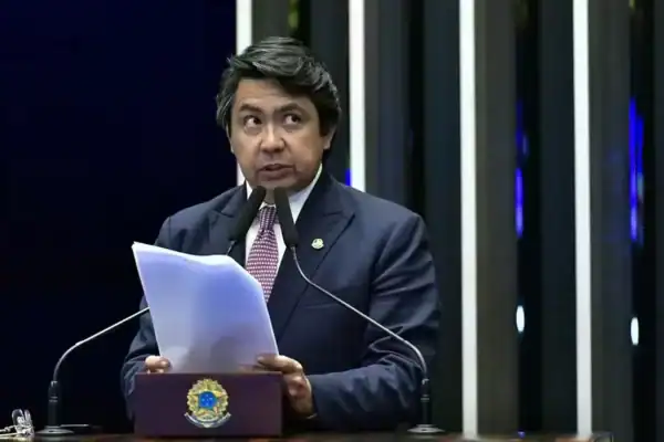 Senador é parado pela PM em SP dirigindo carro sem placas e com CNH vencida