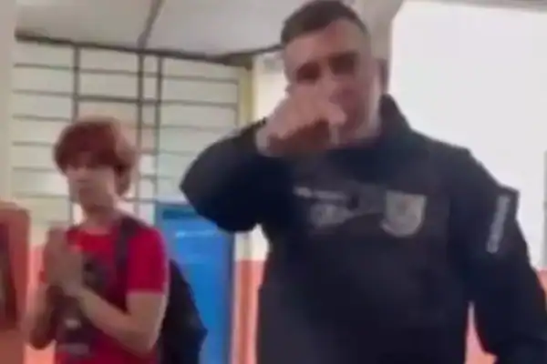 PM é flagrado agredindo estudantes em colégio no Rio; veja vídeo