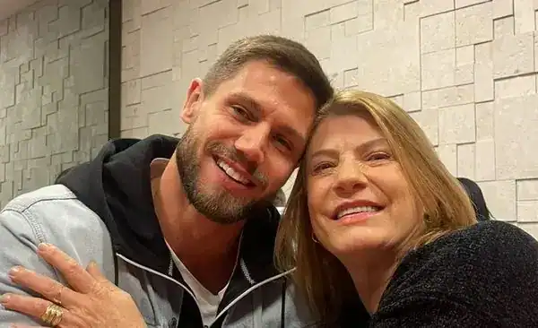 Mãe de Jonas critica eliminação do filho e denuncia ‘milícias digitais’