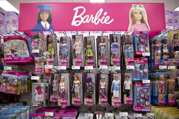 Mãe encontra fentanil em boneca Barbie comprada em bazar para a filha