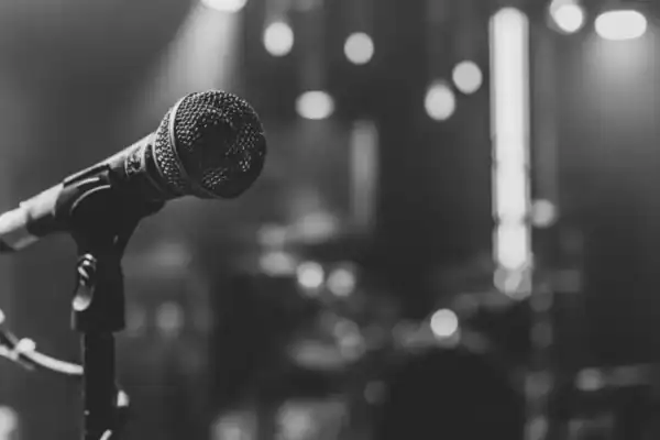 Cantora Rosalía passa mal e interrompe show internacional em Milão