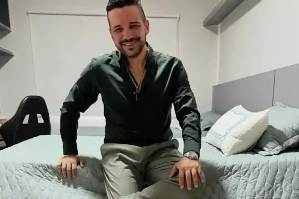 Ex da mãe de Virginia tem perfil falso em app de namoro e esclarece situação