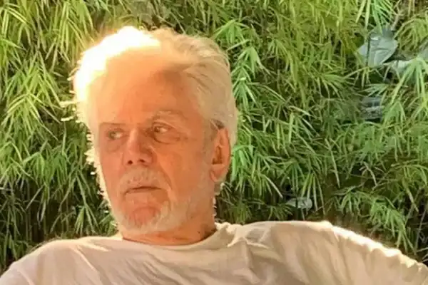 Ator da Globo é visto com namorada 49 anos mais jovem e gera reação na internet