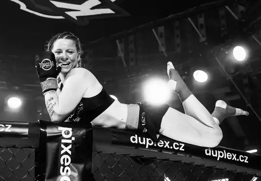 Atleta tcheca de MMA de 23 anos morre atropelada por caminhão