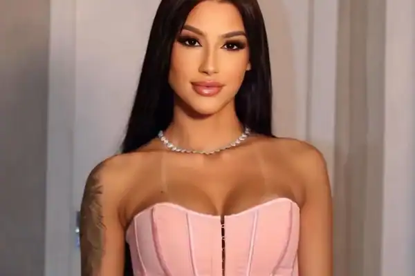 Delegacia de Combate ao Crime Organizado apreende US$ 40 mil em notas cenográficas na casa de Bia Miranda