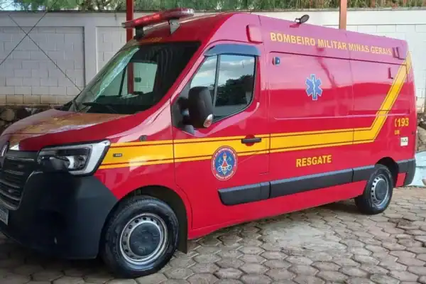 Ônibus é destruído após grave acidente na BR-040 em Santos Dumont (MG)