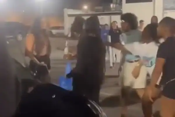 Jovem sorri após atropelar quatro pessoas com Tesla