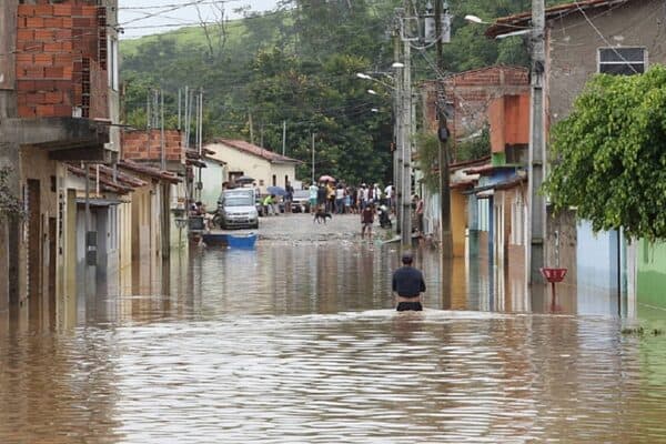 Chuvas intensas provocam transbordamento de barragem em MG