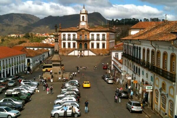 Casal é flagrado mantendo relações em local religioso e provoca revolta