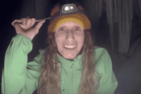 Mulher passa 500 dias em uma caverna a 70 metros de profundidade para estudar os efeitos da solidão
