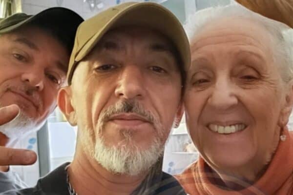 Irmãos Cravinhos impressionam ao publicar foto rara com a mãe