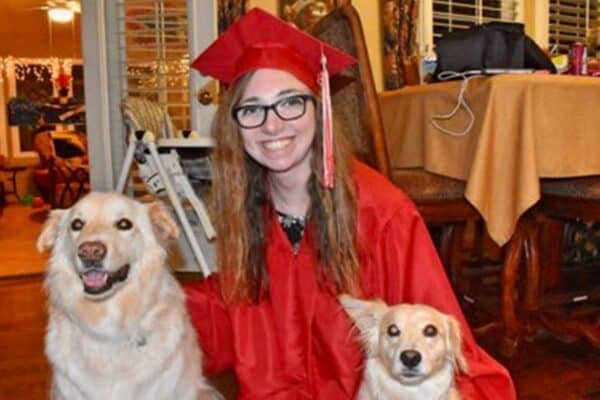 Ela entrou para cuidar de dois cães… minutos depois, sua vida mudou para sempre