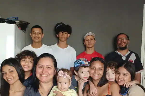 Após laqueadura e vasectomia, mulher descobre gravidez do 9° filho e caso surpreende